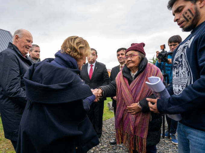 The King and Queen met «Abuela» (Grandmother). She is more thant 90 years old and the last of the indigenous population that still speaks their language, yagán. Photo: Heiko Junge, NTB scanpix